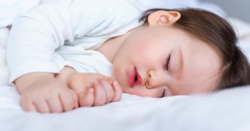 bambino con apnee notturne dorme