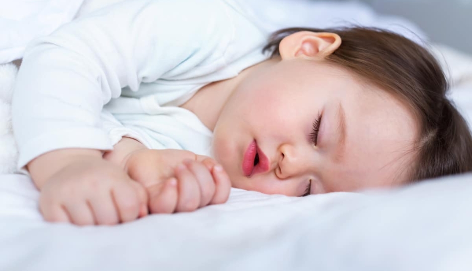 bambino con apnee notturne dorme