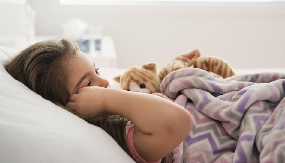 bambina con disturbi del sonno al letto