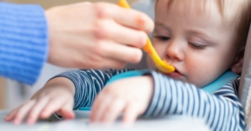 bambino mangia legumi in svezzamento