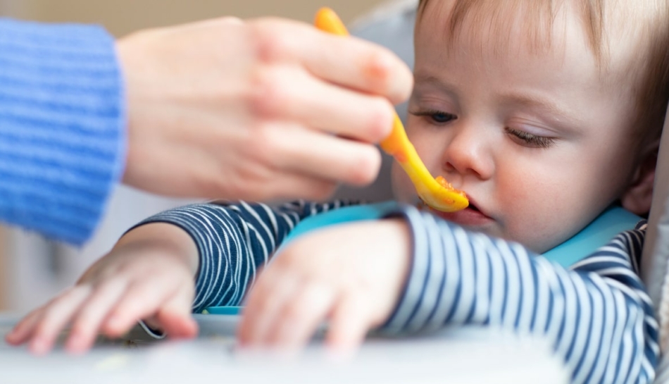 bambino mangia legumi in svezzamento