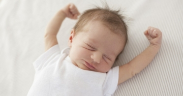 neonato agitato nel sonno