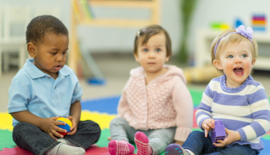 bambini felici dopo inserimento al nido