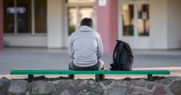 adolescente rientra a scuola