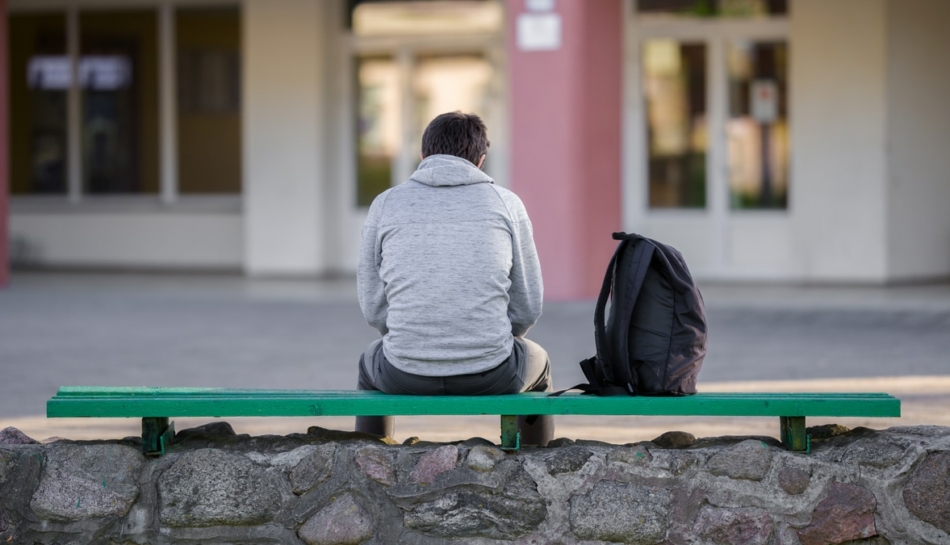 adolescente rientra a scuola