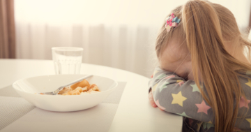 bambina fa i capricci a tavola