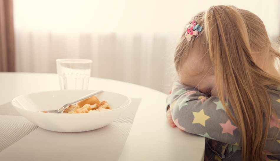 bambina fa i capricci a tavola