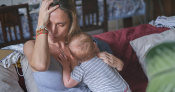 madre soffre di depressione post partum