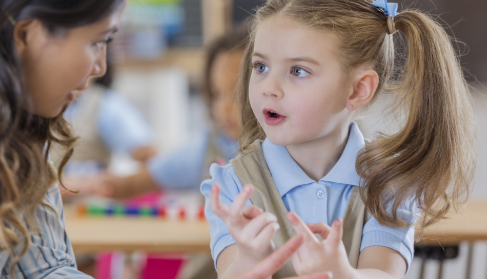 bambina impara le tabelline con maestra