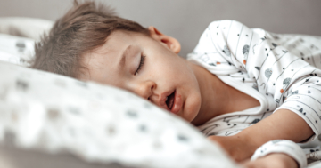 bambino dorme dopo risveglio notturno