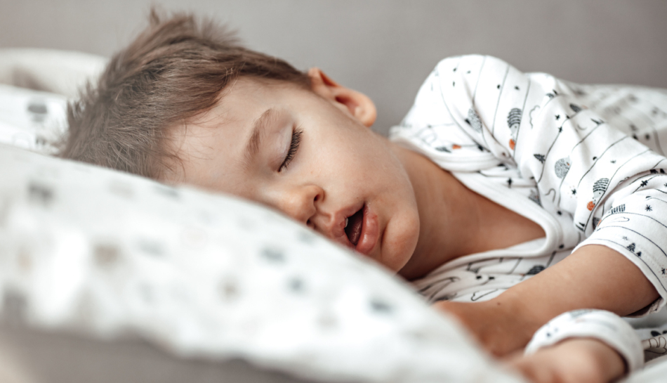 bambino dorme dopo risveglio notturno