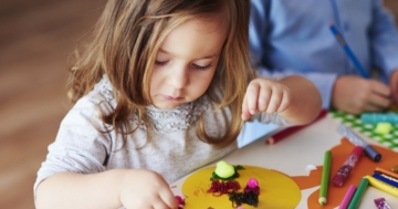 bambina disegna all'asilo