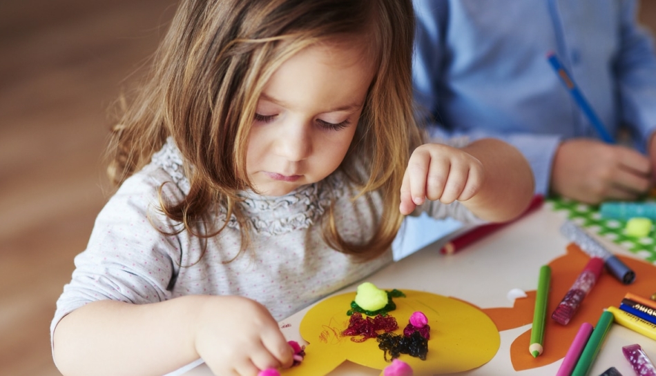 bambina disegna all'asilo