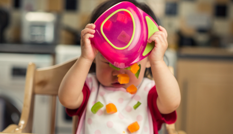 bambina con cibo in svezzamento