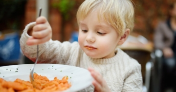 bambino mangia in modo sano