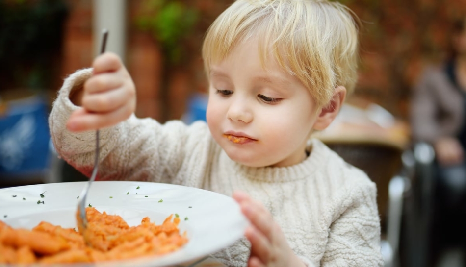 bambino mangia in modo sano