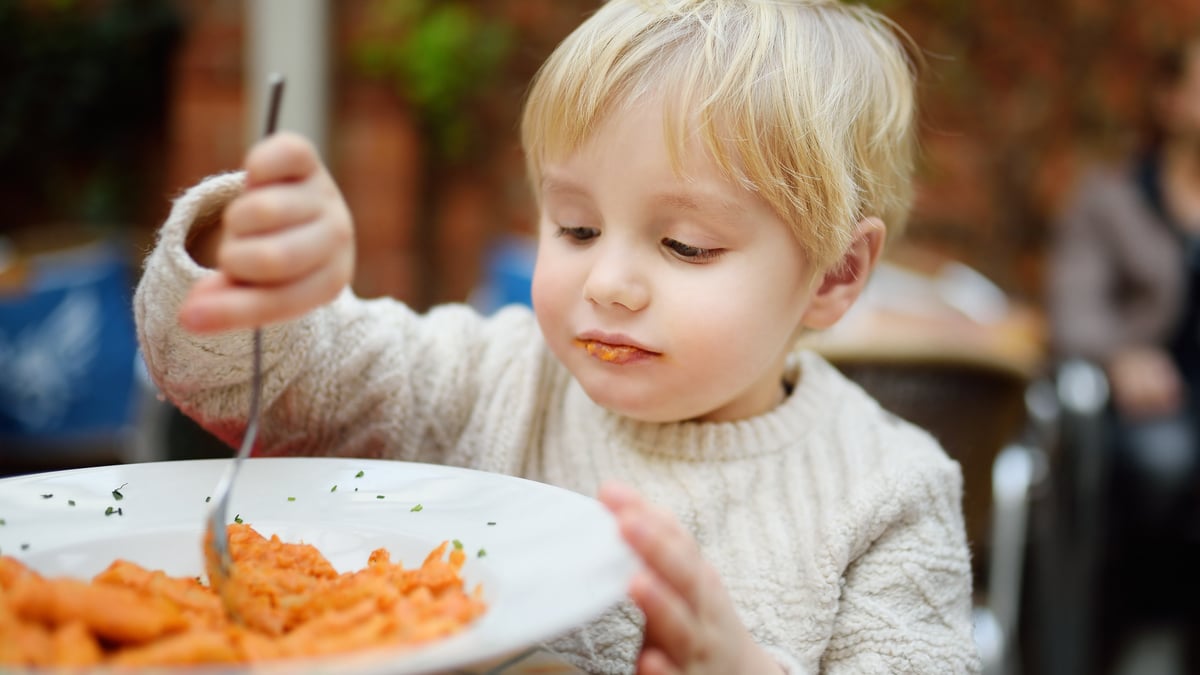 Le migliori posate per aiutare i bambini a mangiare da soli