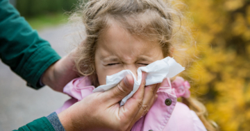 bambina con difese immunitarie in sviluppo raffreddata