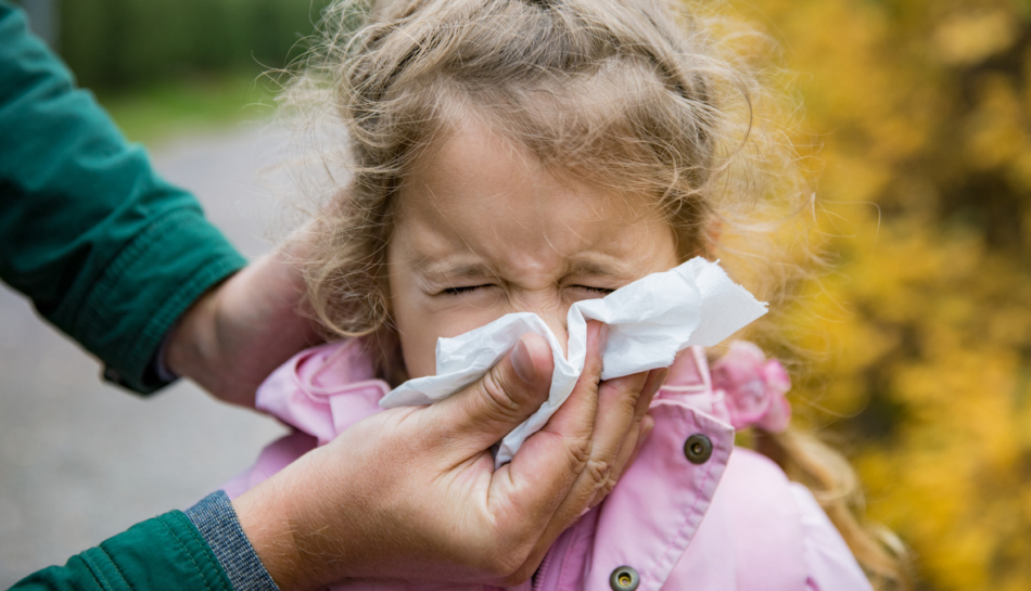 bambina con difese immunitarie in sviluppo raffreddata