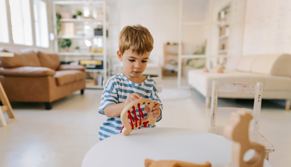 bambino gioca in casa montessori