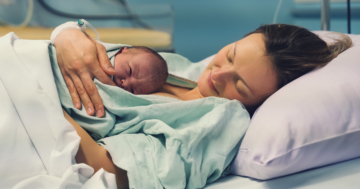 donna nel post parto con neonato