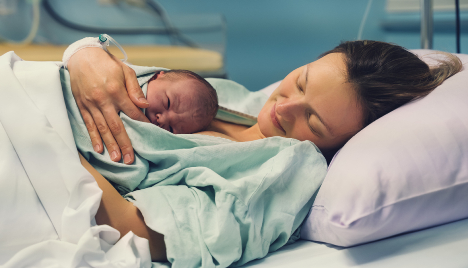 donna nel post parto con neonato