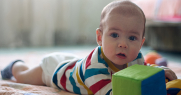 bambino durante tummy time