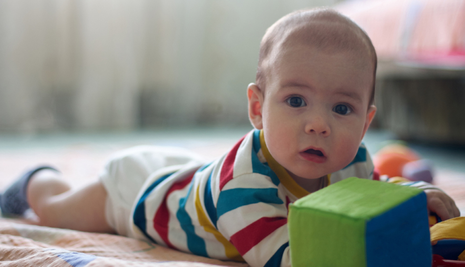 bambino durante tummy time