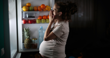 donna in gravidanza indecisa su cosa mangiare