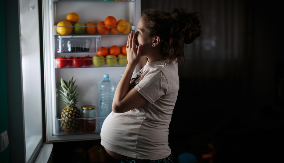 donna in gravidanza indecisa su cosa mangiare