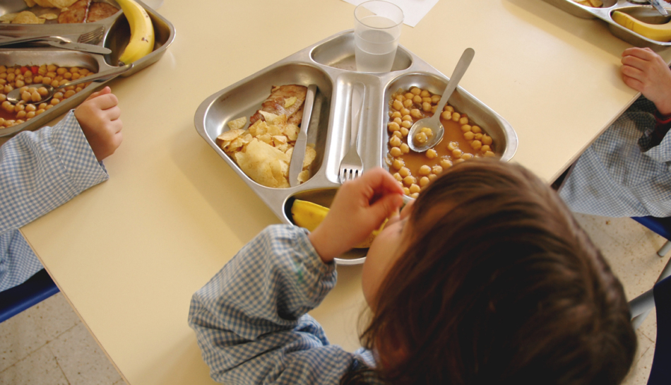 bambini mangiano alla mensa scolastica