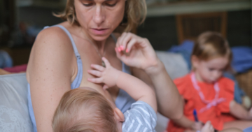 Mamma con collana da allattamento