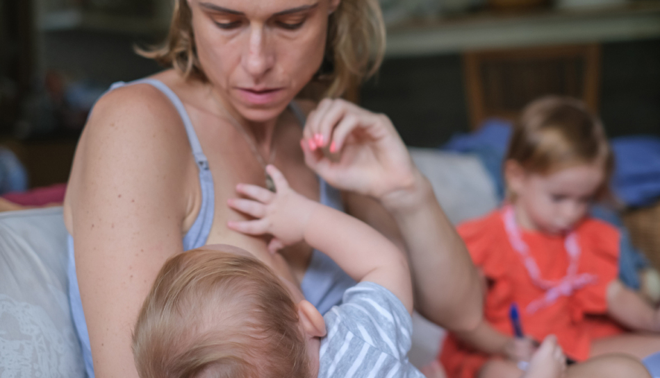 Mamma con collana da allattamento