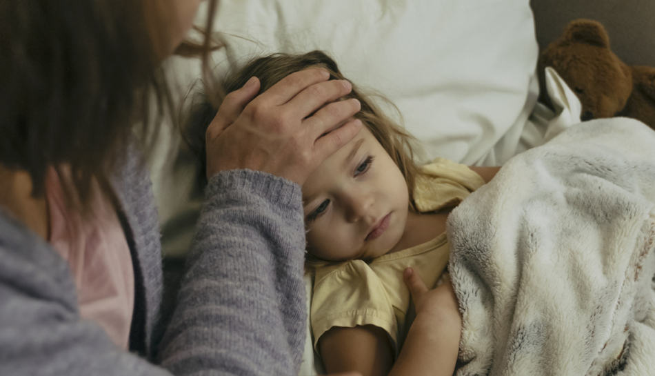 bambina con febbre con mamma