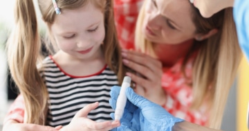 Bambina con diabete infantile durante controllo per l'insulina