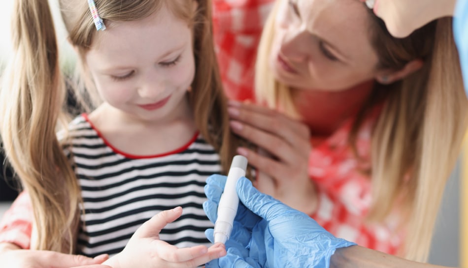 Bambina con diabete infantile durante controllo per l'insulina