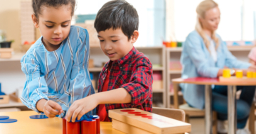 Bambini nella classe di una scuola Montessori