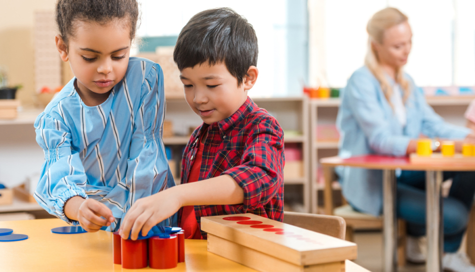 Bambini nella classe di una scuola Montessori