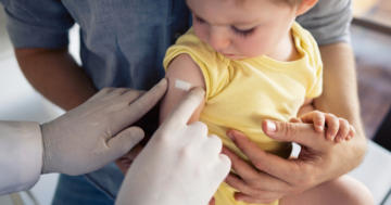 bambino effettua vaccino del calendario vaccinale