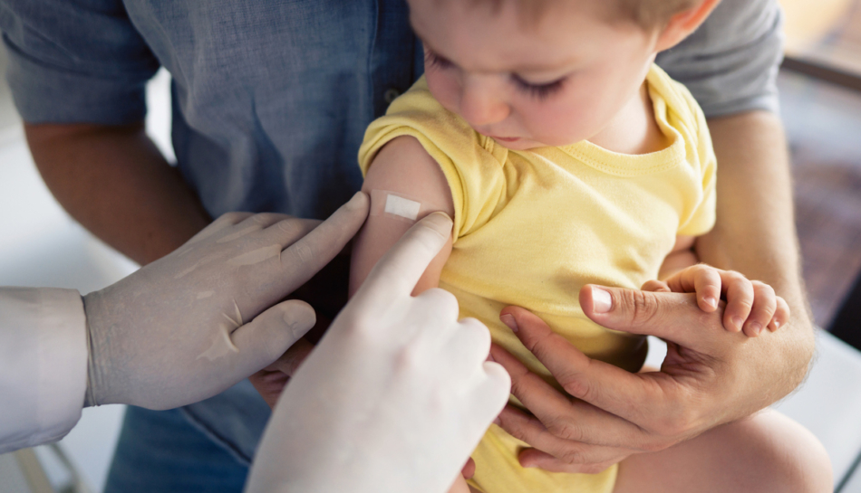 bambino effettua vaccino del calendario vaccinale