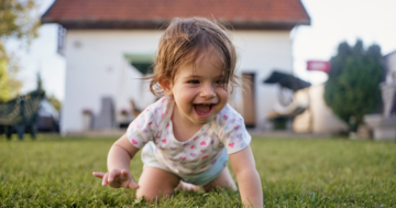 bambina che inizia a gattonare