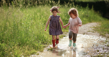 bambine giocano all'aperto nella natura