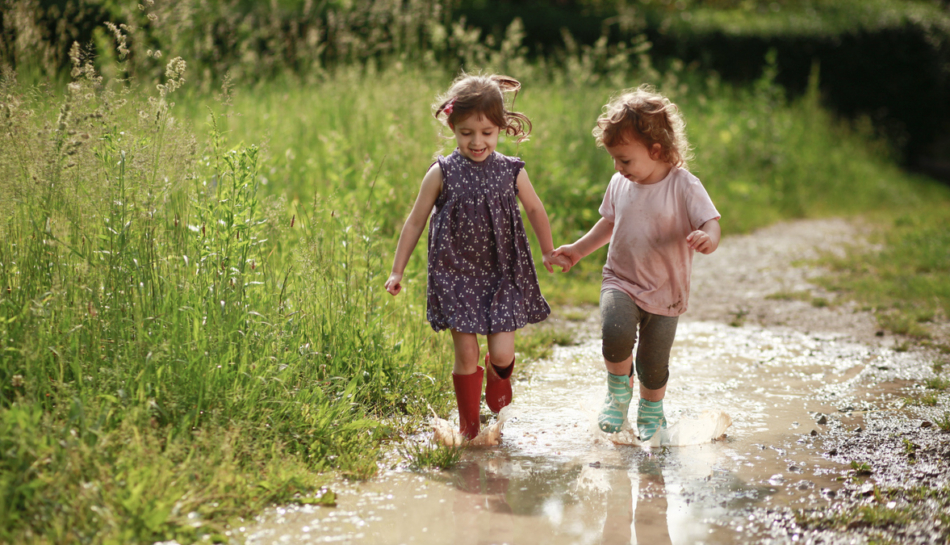 bambine giocano all'aperto nella natura