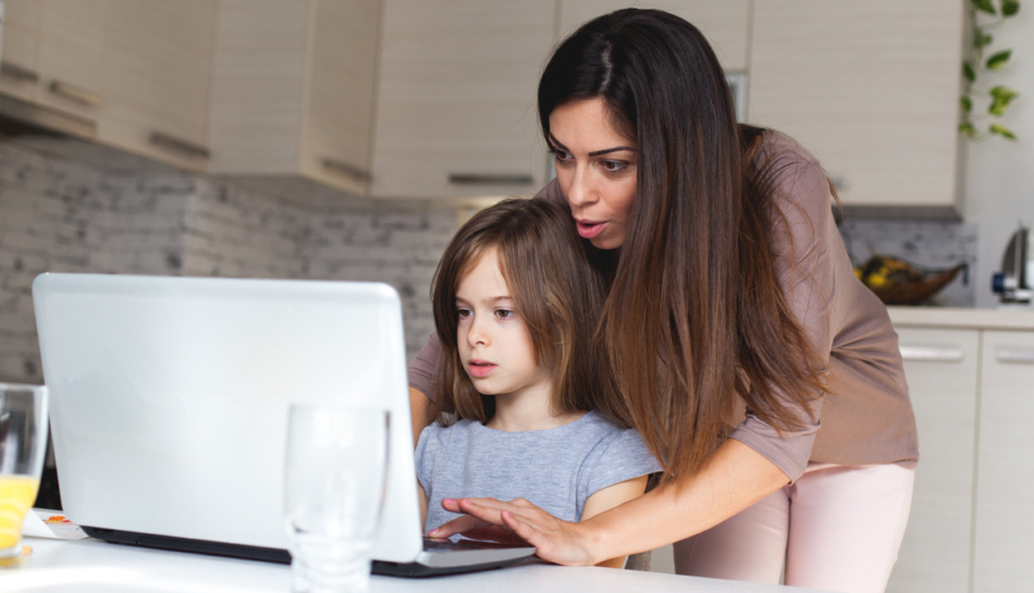 mamma spiega a bambina come funziona parental control