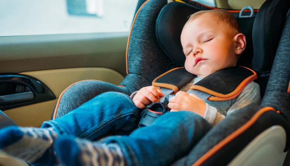 bambino dorme su seggiolino auto sicuro