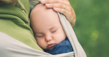 Mamma utilizza fascia porta bebè