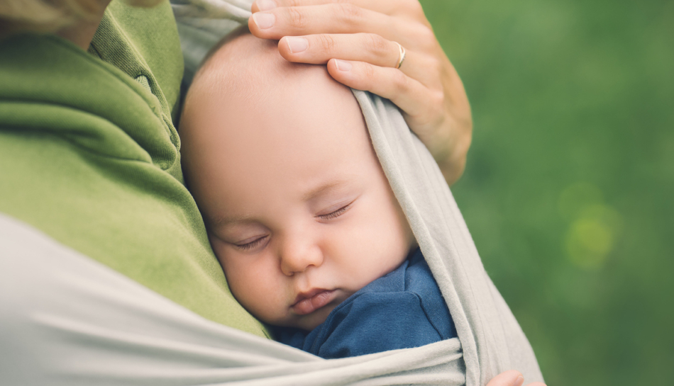 Mamma utilizza fascia porta bebè