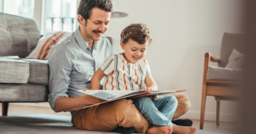 Padre legge un libro per bambini al figlio