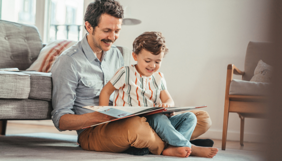 Padre legge un libro per bambini al figlio