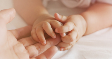 Mani di mamma e bambino